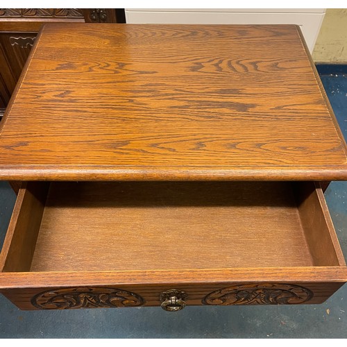 62 - GOOD QUALITY CARVED OAK LAMP TABLE WITH SINGLE DRAWER