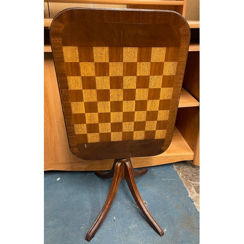 178 - PEDESTAL TILT TOP TABLE WITH CHEQUER BOARD INLAY