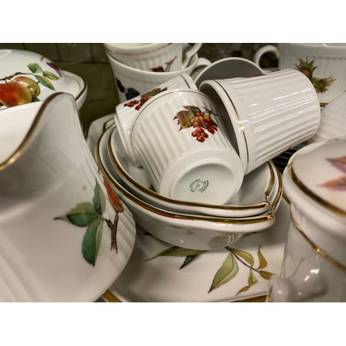 431 - WORCESTER EVESHAM PORCELAIN TABLEWARES, CASSEROLE AND FLAN DISHES