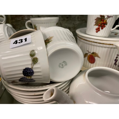 431 - WORCESTER EVESHAM PORCELAIN TABLEWARES, CASSEROLE AND FLAN DISHES