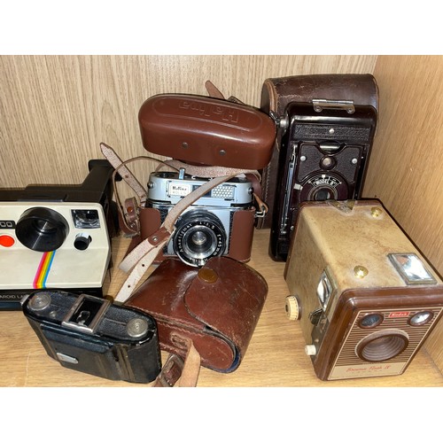 392 - VINTAGE KODAK VEST POCKET CAMERAS, KODAK BROWNIE FLASH 4, POLAROID LAND CAMERA, CAMERA OUTFIT AND BI... 