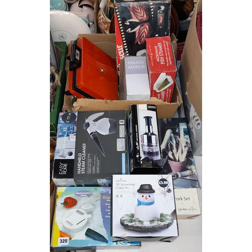 320 - COLLECTION OF BOXED HOUSE HOLD APPLIANCES, HAND HELD STEAM CLEANER, MULTI CHOPPER, TROWEL AND FORK S... 