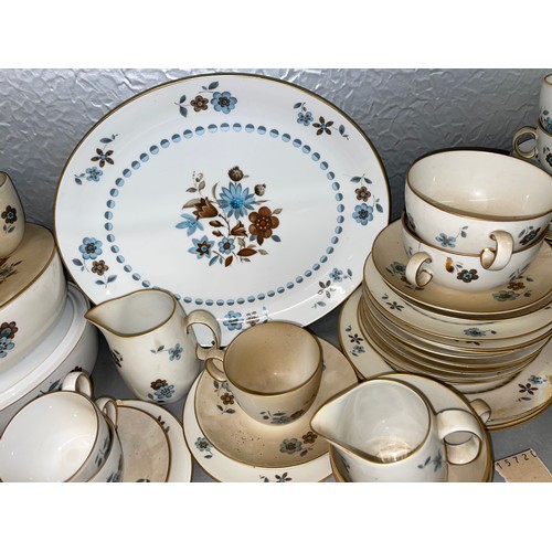 423 - ROYAL WORCESTER PORCELAIN LUCERNE TABLE SERVICE