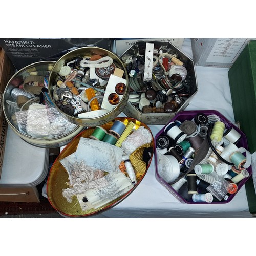 322 - CARTON - VINTAGE TINS OF BUTTONS, HABERDASHERY, KNITTING NEEDLES, COTTONS, THREADS, AND VARIOIUS WOO... 