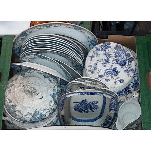 366 - LOSSLEWARE VENICE DINNER SERVICE, BLUE AND WHITE TRANSFER PRINTED DINNERWARES, COLCLOUGH BONE CHINA ... 