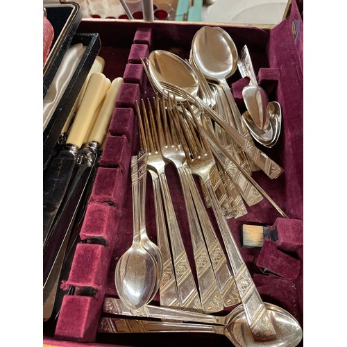 328 - CASED SETS OF TEASPOONS AND OTHER FLATWARE