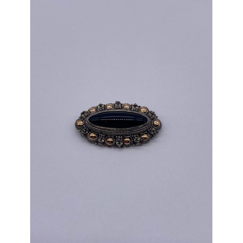 571 - 925 SILVER AND YELLOW METAL ONYX LOZENGE BAR BROOCH