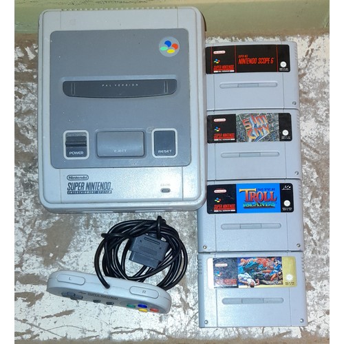 713 - SUPER NINTENDO ENTERTAINMENT SYSTEM WITH GAME DISCS AND NINTENDO SCOPE