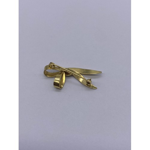 535 - 9CT GOLD BOW BAR BROOCH 2.4G APPROX