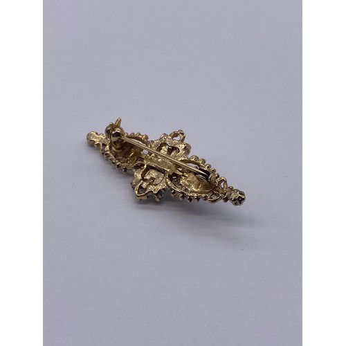 567 - UNMARKED SEED PEARL LOZENGE BROOCH