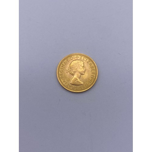 550 - QUEEN ELIZABETH II 1967 SOVEREIGN 8G APPROX