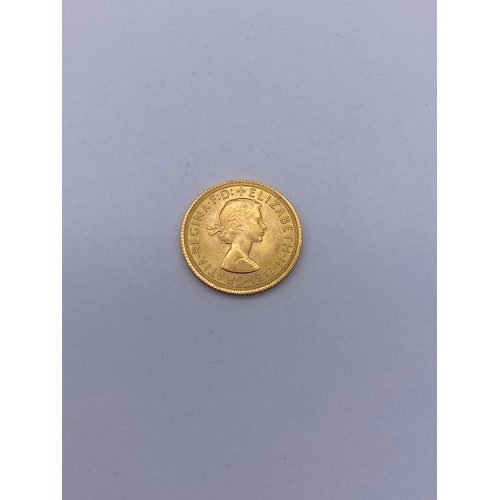 551 - QUEEN ELIZABETH II 1967 SOVEREIGN 8G APPROX