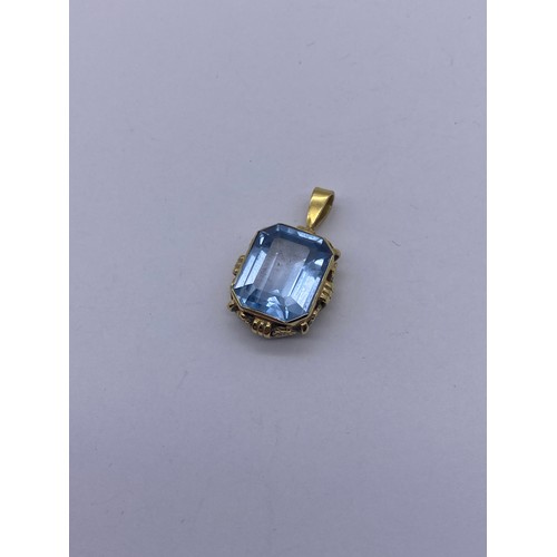 546 - UNMARKED YELLOW METAL MOUNTED AQUAMARINE CUSHION CUT PENDANT