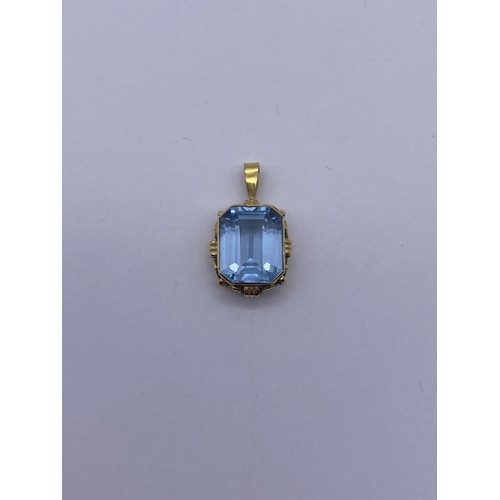 546 - UNMARKED YELLOW METAL MOUNTED AQUAMARINE CUSHION CUT PENDANT