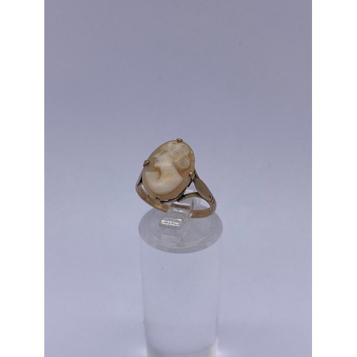 554 - 9CT GOLD OVAL CAMEO RING 2G APPROX