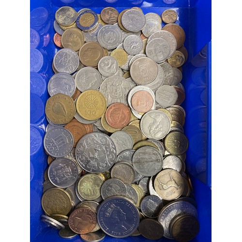 584 - SMALL BLUE LUNCHBOX OF MAINLY WORLD COINS US HALF DOLLARS, MEXICO AND EUROPEAN