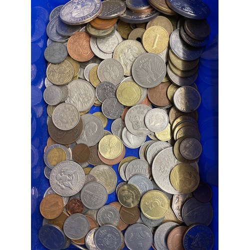 584 - SMALL BLUE LUNCHBOX OF MAINLY WORLD COINS US HALF DOLLARS, MEXICO AND EUROPEAN