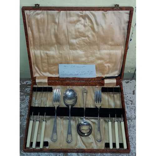 326 - VINTAGE CANTEEN OF CUTLERY