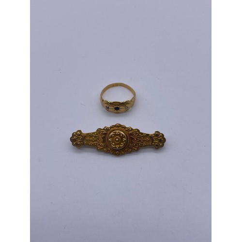 572 - 9CT GOLD ETRUSCAN STYLE LOZENGE BAR BROOCH 1.5G AND A 18CT GOLD STONE SET GYPSY STYLE RING 1.9G