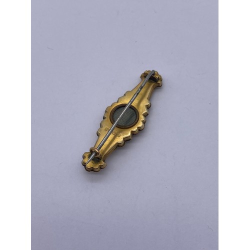 572 - 9CT GOLD ETRUSCAN STYLE LOZENGE BAR BROOCH 1.5G AND A 18CT GOLD STONE SET GYPSY STYLE RING 1.9G