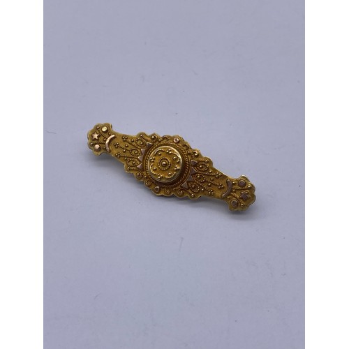 572 - 9CT GOLD ETRUSCAN STYLE LOZENGE BAR BROOCH 1.5G AND A 18CT GOLD STONE SET GYPSY STYLE RING 1.9G