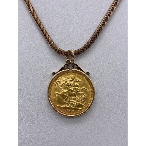 528 - QUEEN ELIZABETH II 1967 SOVEREIGN IN GOLD MOUNT ON ROSE GOLD HERRINGBONE CHAIN 20G APPROX