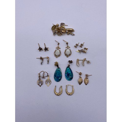 594 - SELECTION OF 9CT GOLD AND YELLOW METAL EARRINGS 6.7G APPROX