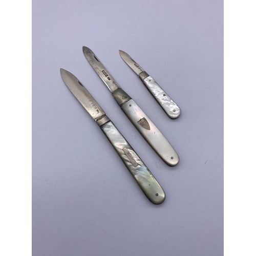 596 - THREE SILVER BLADED MOTHER OF PEARL BACKED POCKET KNIVES