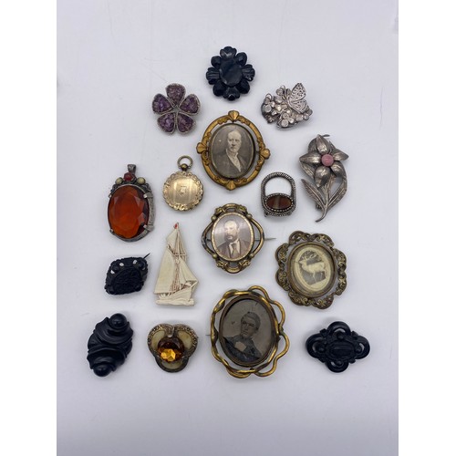 635 - TRAY OF VICTORIAN SWIVEL LOCKET BROOCHES, CARVED JET AND CELTIC STONE SET EXAMPLES