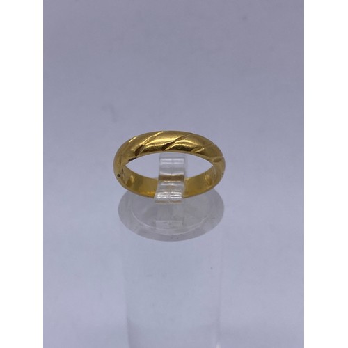 537 - STAMPED 750 18CT YELLOW GOLD TWIST WEDDING BAND 3.8G APPROX