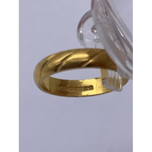 537 - STAMPED 750 18CT YELLOW GOLD TWIST WEDDING BAND 3.8G APPROX