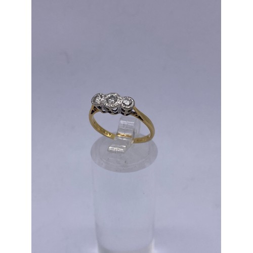 565 - 18CT AND PLATINUM THREE STONE DIAMOND RING 2.1G APPROX