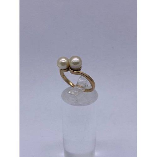 560 - 9CT GOLD PEARL CROSS OVER RING AND 9CT GOLD CLAW SET PEARL SOLITAIRE RING 5.5G APPROX