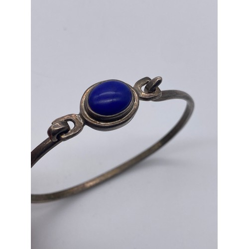 619 - SILVER AND LAPIS LAZULI CABOCHON BANGLE, NECK CHAIN AND PENDANT AND MATCHING DROPPER EARRINGS