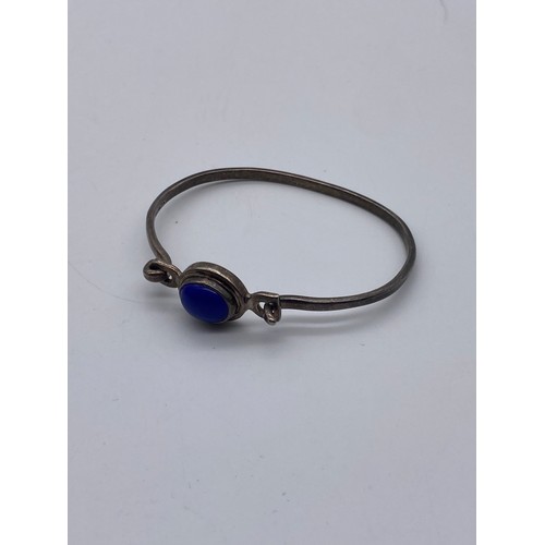 619 - SILVER AND LAPIS LAZULI CABOCHON BANGLE, NECK CHAIN AND PENDANT AND MATCHING DROPPER EARRINGS