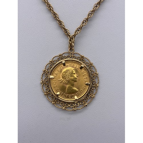 525 - QUEEN ELIZABETH II 1965 GOLD SOVEREIGN IN FILIGREE MOUNT ON A DOUBLE ROPE TWIST CHAIN 19G APPROX