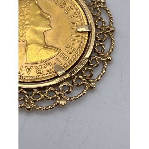 525 - QUEEN ELIZABETH II 1965 GOLD SOVEREIGN IN FILIGREE MOUNT ON A DOUBLE ROPE TWIST CHAIN 19G APPROX