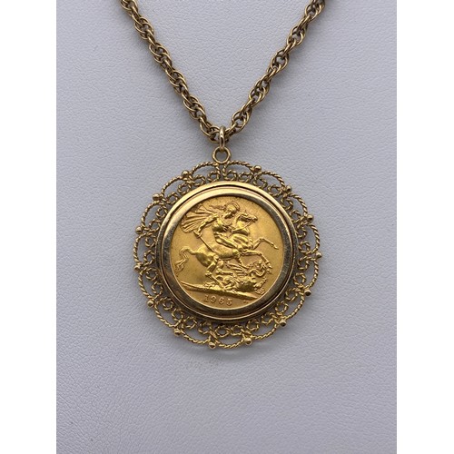 525 - QUEEN ELIZABETH II 1965 GOLD SOVEREIGN IN FILIGREE MOUNT ON A DOUBLE ROPE TWIST CHAIN 19G APPROX