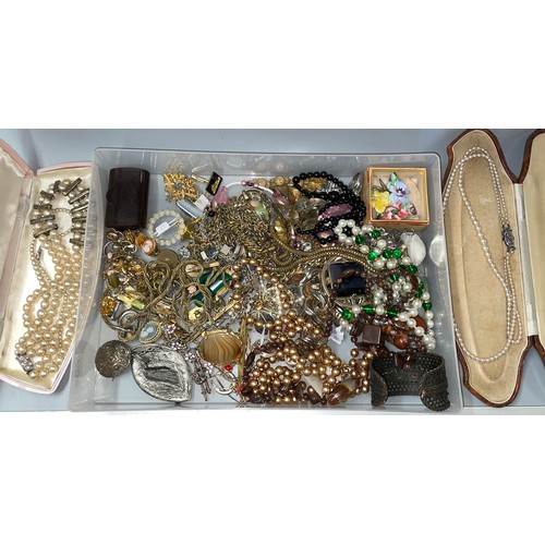 604 - TRAY OF CASED SIMULATED PEARLS, NECKLACES, 1970S PENDANT, BROOCHES, VULCANITE SNUFF BOX