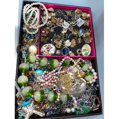 637 - TRAY OF COSTUME JEWELLERY INC. BUTTERFLY BROOCHES, OVERSIZED BEAD NECKLACES AND RELIGIOUS CHARMS