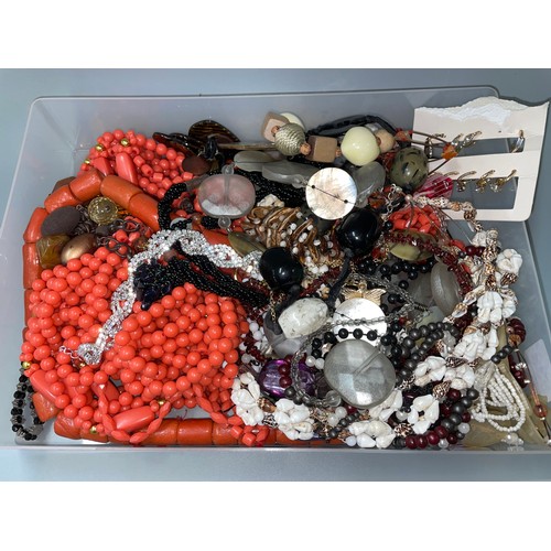 639 - TRAY CONTAINING VARIOUS NECKLACES INC. OVERSIZED CORAL COLOURED BEAD EXAMPLES