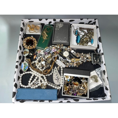 595 - TRAY OF VARIOUS COSTUE JEWELLERY SIMULATED PEARL NECKLACES, CHAINS, A STAINLESS TIMEX WRIST WATCH, B... 