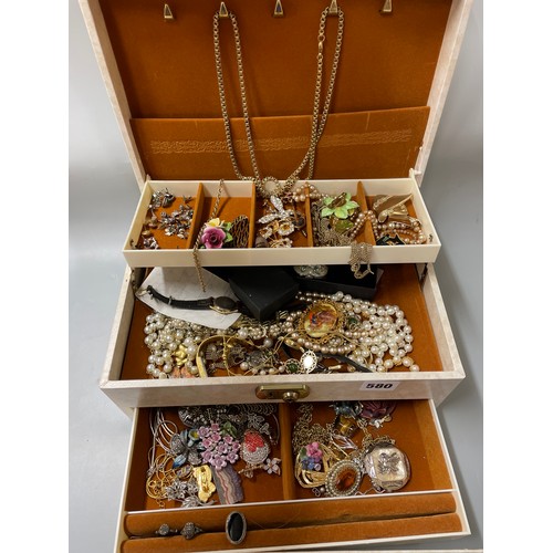 580 - BOX OF VARIOUS COSTUME JEWELLERY, LADIES DRESS WATCHES, CHAINS AND NEKCLACES, VARIOUS BROOCHES, WHIT... 