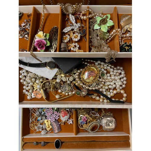 580 - BOX OF VARIOUS COSTUME JEWELLERY, LADIES DRESS WATCHES, CHAINS AND NEKCLACES, VARIOUS BROOCHES, WHIT... 