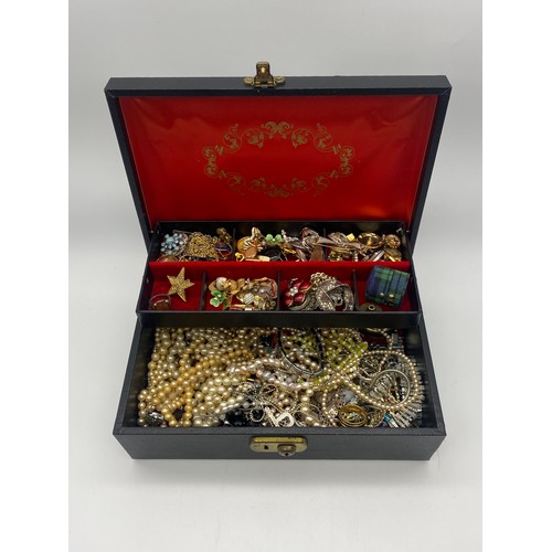 638 - BLACK JEWELLERY BOX AND CONTENTS INC. SIMULATED PEARL STRANDS, BROOCHES AND CUFFLINKS AND TWO OTHER ... 