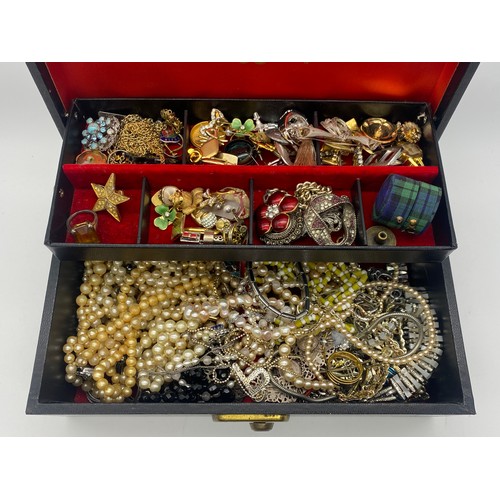 638 - BLACK JEWELLERY BOX AND CONTENTS INC. SIMULATED PEARL STRANDS, BROOCHES AND CUFFLINKS AND TWO OTHER ... 