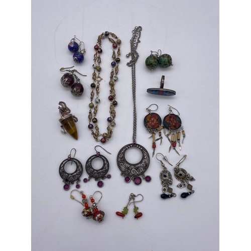 618 - TRAY OF WHITE METAL ENAMEL AND CLOSSIONE DECORATED AND ETHNIC STYLE JEWELLERY