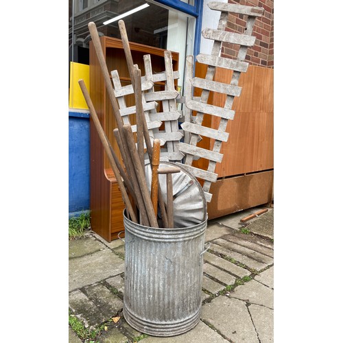 182 - GALVANISED TUB CONTAINING PICKET FENCING AND SOME GARDEN TOOLS