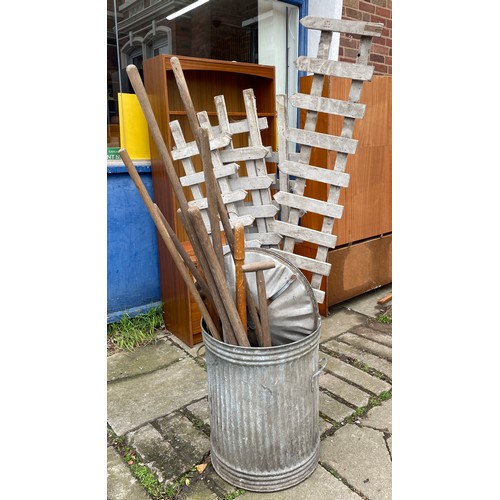 182 - GALVANISED TUB CONTAINING PICKET FENCING AND SOME GARDEN TOOLS