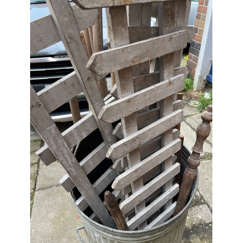 182 - GALVANISED TUB CONTAINING PICKET FENCING AND SOME GARDEN TOOLS